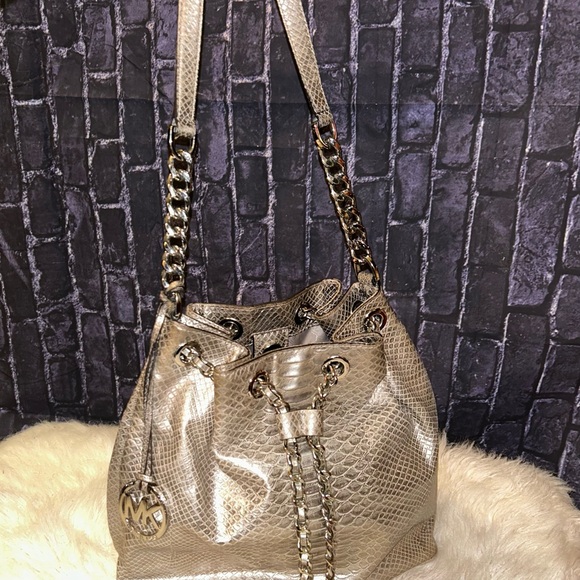 Michael Kors FRANKIE Embossed
Leather Glossy Silver Metallic Python
Bucket Bag - Picture 5 of 16